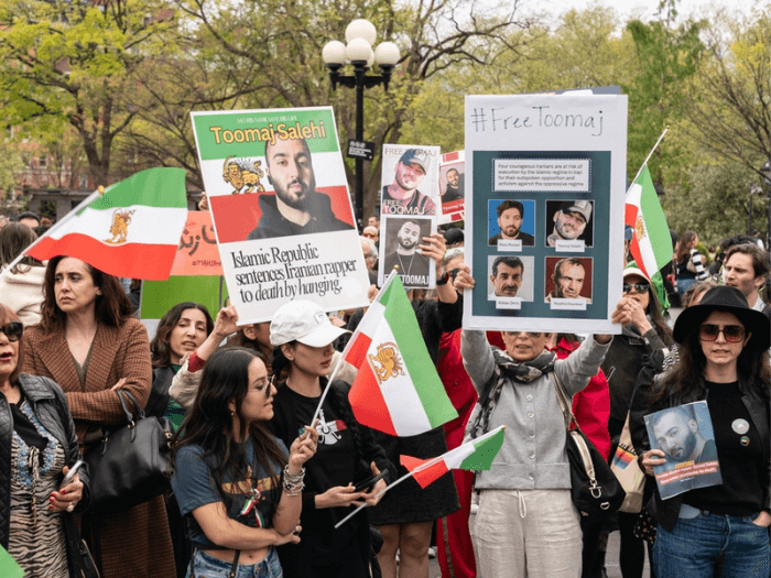 Protesters calling for the freedom of Toomaj Salehi with flags and posters.