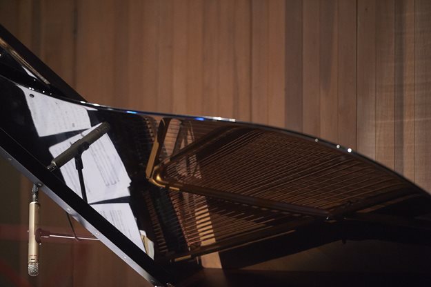 Image of a grand piano and microphone